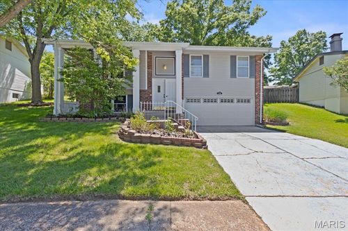 738 Village Wood Ct, Ballwin, MO, 63021-6148 | Card Image