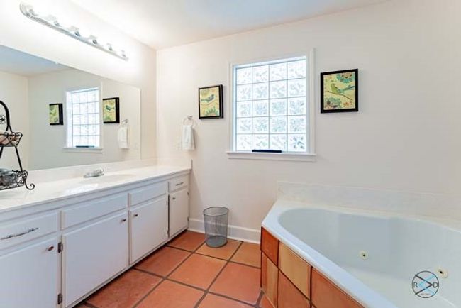 Ensuite bath with jetted tub. | Image 16