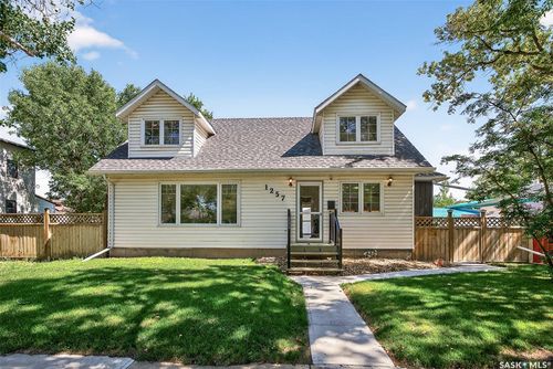 1257 3rd Ave Ne, Moose Jaw, SK, S6H1G2 | Card Image