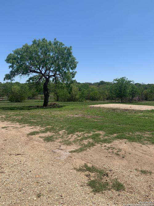 226 County Road 572, Castroville, TX, 78009-2101 | Card Image