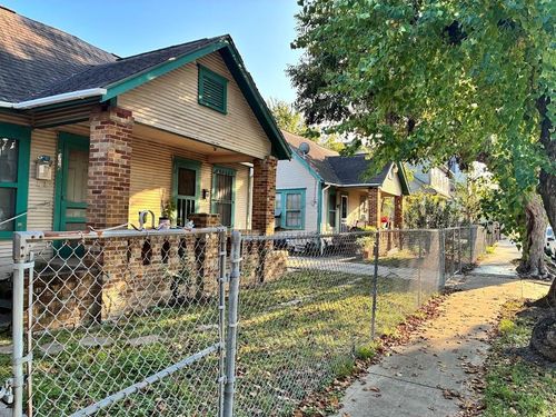 305 Eastwood St, Houston, TX, 77011-4003 | Card Image