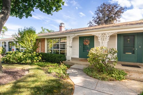 713 Carriage Hill Dr, Glenview, IL, 60025-5405 | Card Image