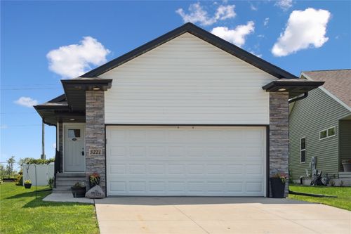 5221 Dostal Dr, Cedar Rapids, IA, 52404-1215 | Card Image