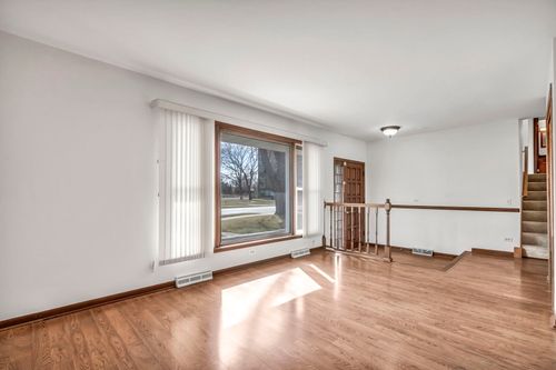 9230 N Callero Dr, Niles, IL, 60714-1318 | Card Image