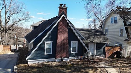 2011 Lovers Ln, Saint Joseph, MO, 64505-2243 | Card Image