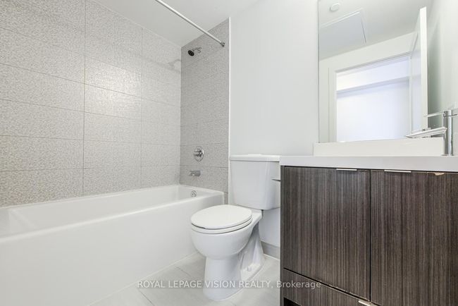2104 - 10 York St, Condo with 2 bedrooms, 1 bathrooms and null parking in Toronto ON | Image 23