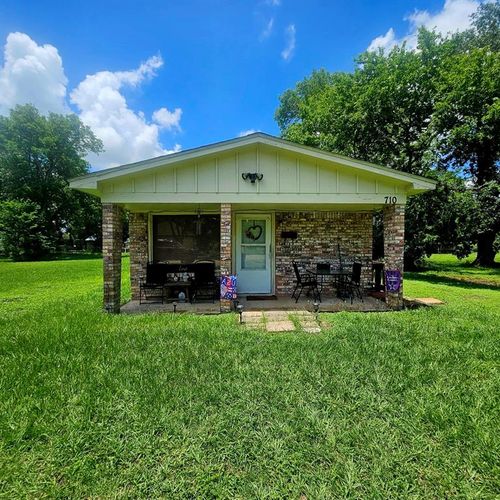 710 College St, El Campo, TX, 77437-2859 | Card Image