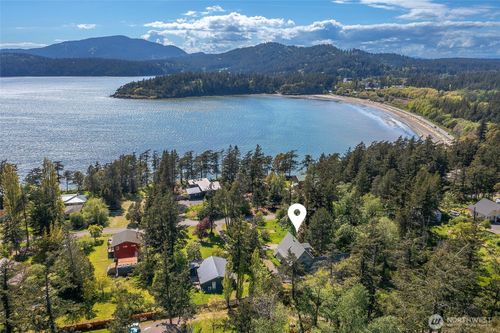 127 Montgomery Ln, Eastsound, WA, 98245-9464 | Card Image