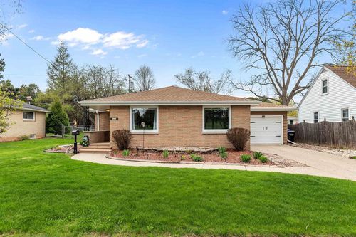 1911 S Carpenter Street, APPLETON, WI, 54915 | Card Image