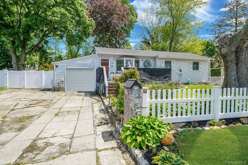 85 Applegate Dr, Central Islip, NY, 11722-1903 | Card Image