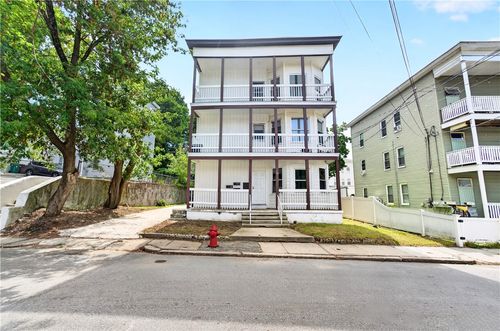 37 Ross St, Woonsocket, RI, 02895-8843 | Card Image