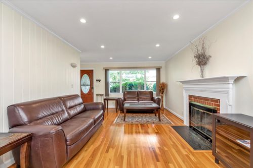 18 Gainsboro Ln, Syosset, NY, 11791-6225 | Card Image