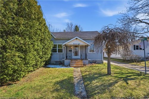 28 Wellington St, Paris, ON, N3L1S7 | Card Image