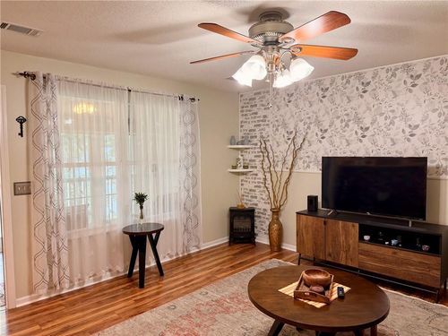2405 Ne 68th St, Gladstone, MO, 64118-3677 | Card Image
