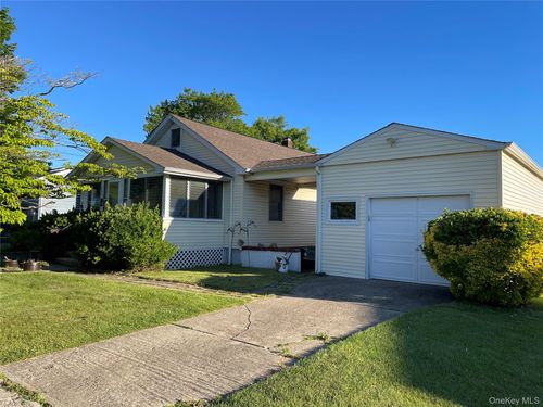 185 Seward St, West Babylon, NY, 11704-2913 | Card Image