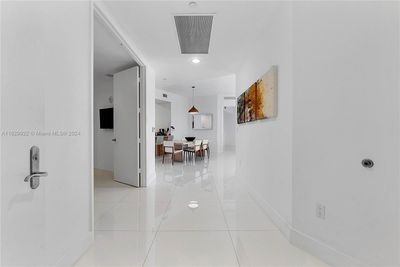 2107 - 15811 Collins Ave, Condo with 2 bedrooms, 3 bathrooms and null parking in Sunny Isles Beach FL | Image 3