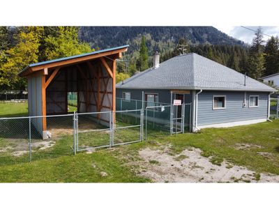 516 Slocan Ave, House other with 3 bedrooms, 1 bathrooms and 5 parking in New Denver BC | Image 1