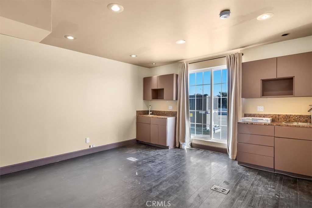Commercial Sale in Manhattan Beach 3