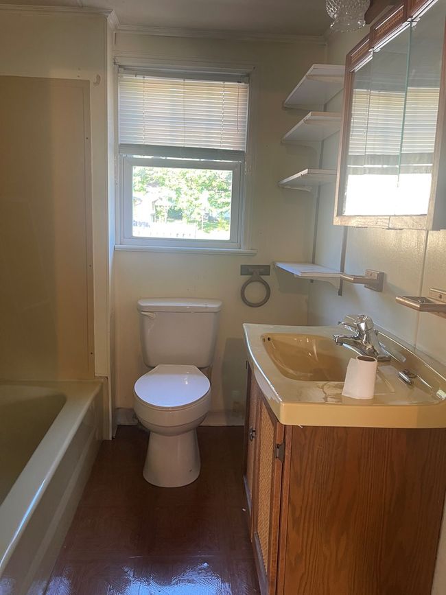 upstairs bathroom | Image 15