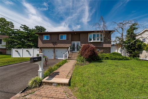 61 Linda Ln, Babylon, NY, 11703-1009 | Card Image