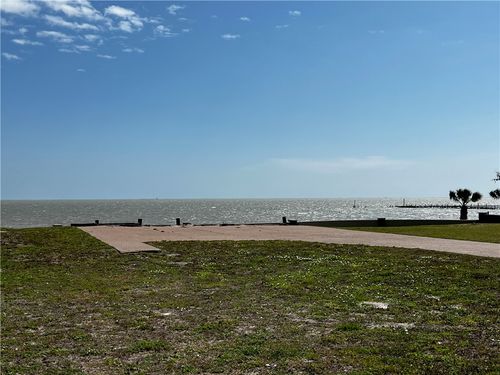 17 Royal Oaks Cir, Rockport, TX, 78382 | Card Image