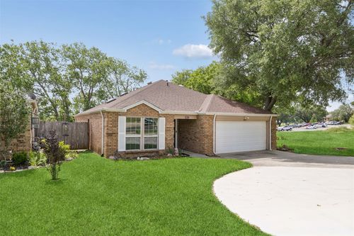 801 Country Club Pl, Grand Prairie, TX, 75052-6205 | Card Image