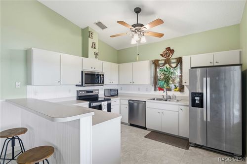 540 N Lake Cir, Crystal River, FL, 34429-5101 | Card Image