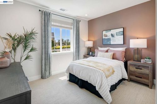 1306 Parkcrest Cir, Manteca, CA, 95336-8803 | Card Image