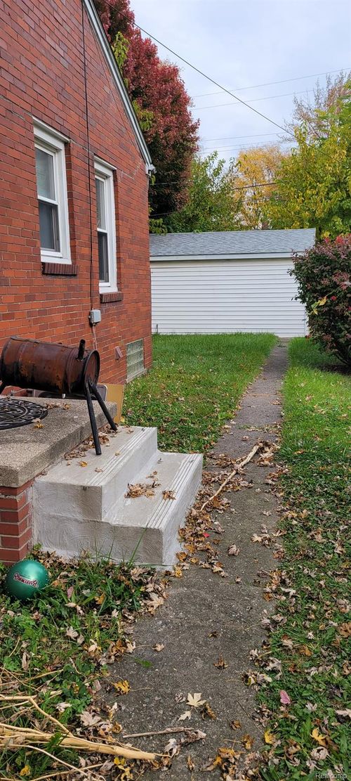 19015 Roscommon St, Harper Woods, MI, 48225-2113 | Card Image