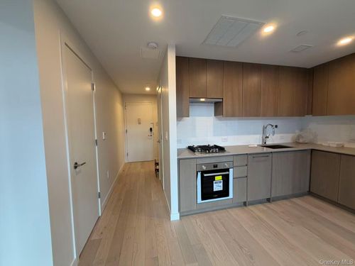 7r-131-02B 40th Rd, Flushing, NY, 11354-5137 | Card Image