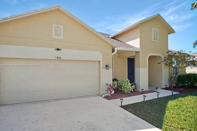 5806 Nw Breezy Brook Ct, House other with 3 bedrooms, 2 bathrooms and null parking in Port St. Lucie FL | Image 4