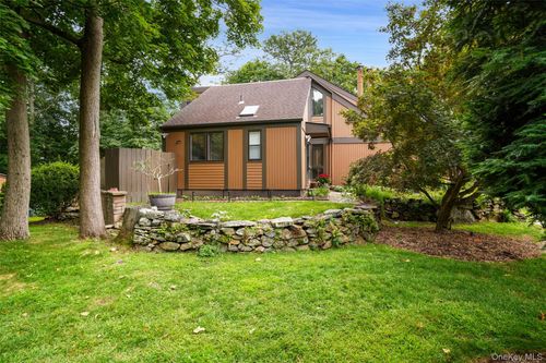 110 Round Hill Rd, Dobbs Ferry, NY, 10522-3305 | Card Image