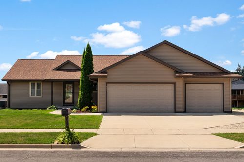 713 Orchard View Dr, Evansville, WI, 53536-8221 | Card Image