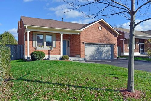 221 Sheffield St, Newmarket, ON, L3Y5X7 | Card Image