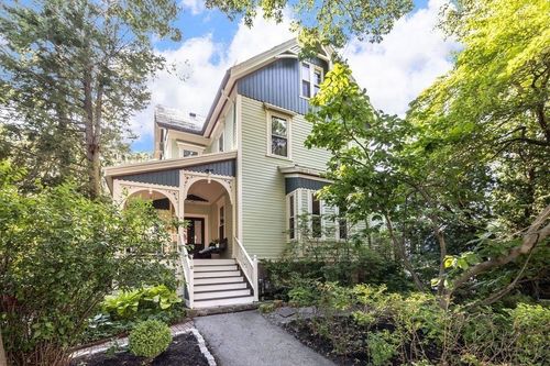 31 Wesley St, Newton, MA, 02458-1915 | Card Image