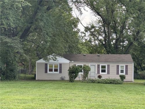 7849 Richland Ave, Kansas City, KS, 66111-3032 | Card Image