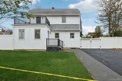 41 Leyden St, Huntingtn Sta, NY, 11746-1824 | Card Image