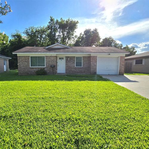 1805 N 5th St, Baytown, TX, 77520-3157 | Card Image