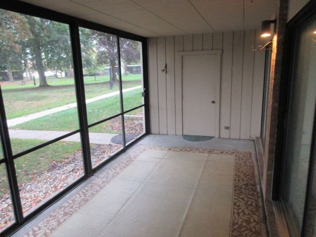18447 University Park Dr, Condo with 2 bedrooms, 1 bathrooms and null parking in Livonia MI | Image 23