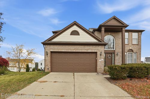 755 Lacosta Ct, Pontiac, MI, 48340-1351 | Card Image
