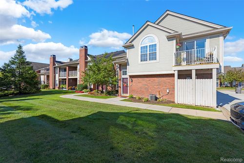 16510 Glenpointe Dr, Clinton Twp, MI, 48038-3586 | Card Image