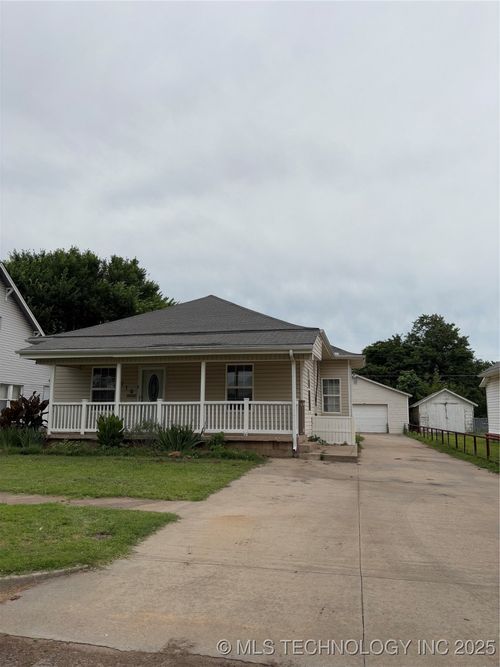 910 Maple St, Cushing, OK, 74023-2820 | Card Image