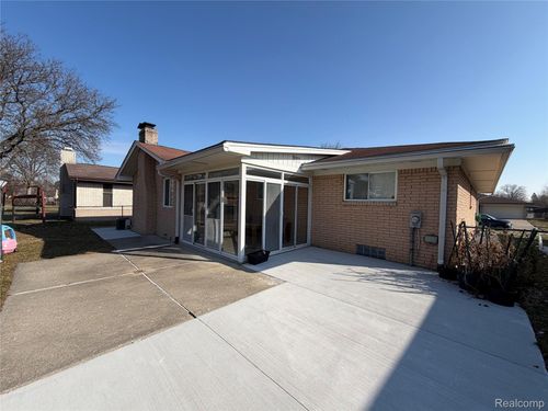 39725 Crystal Dr, Sterling Heights, MI, 48310-2308 | Card Image