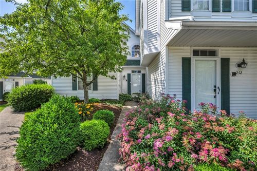 254 Vista Circle, North Olmsted, OH, 44070 | Card Image