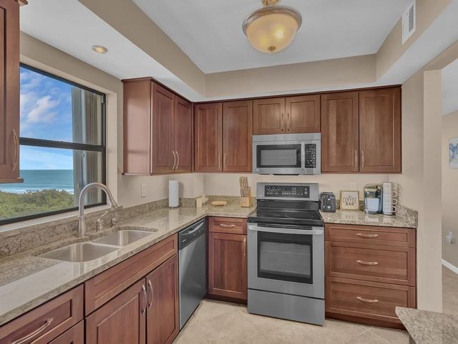 APT-601 - 3200 N Highway A1a, Condo with 2 bedrooms, 2 bathrooms and null parking in Hutchinson Island FL | Image 11