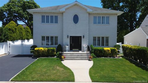 170 Mckinley Ave, Franklin Square, NY, 11010-3809 | Card Image