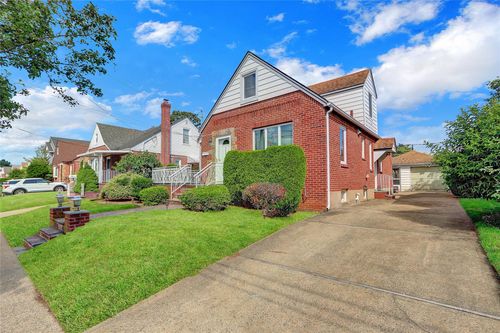 142 Kamda Blvd, New Hyde Park, NY, 11040-3100 | Card Image