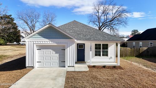 205 Jenkins Ave, Maysville, NC, 28555-8027 | Card Image