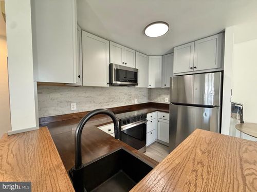 1334 W Wyomissing Ct, West Lawn, PA, 19609-2355 | Card Image