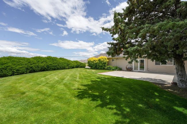97010 W Good Rd, Home with 3 bedrooms, 3 bathrooms and null parking in Prosser WA | Image 4